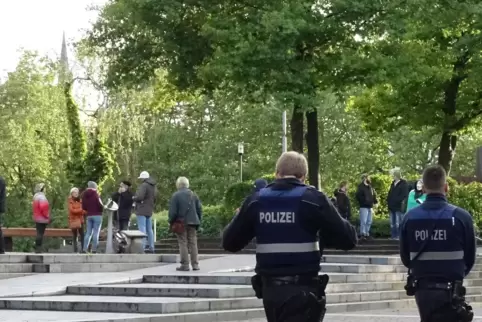 Am Montag trafen sich Gegner der Coronamaßnahmen auf dem Rathausvorplatz in Kaiserslautern, manche ohne Abstand zueinander oder 