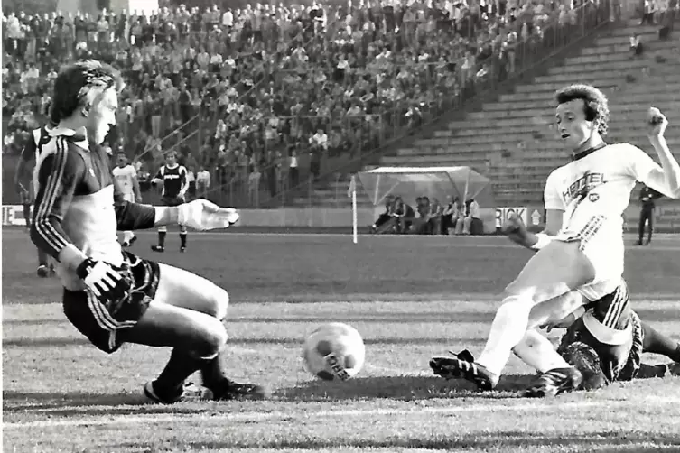 Helmut Behr (rechts) im Wildparkstadion. 