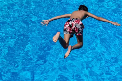 Der Sprung ins kühle Nass eines Freibades ist bald wieder möglich.