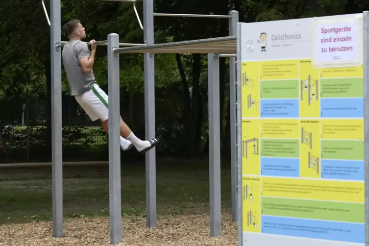 Auch die Fitnessger&auml;te d&uuml;rfen wieder benutzt werden. Timm Adler macht davon gleich mal Gebrauch.