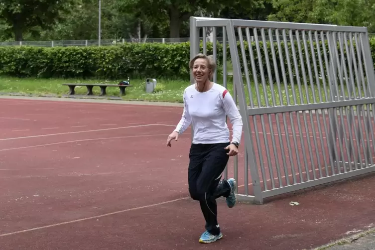 Das Ostparkstadion ist wieder ge&ouml;ffnet. Jutta Garrecht nutzt das und dreht ihre Runden.