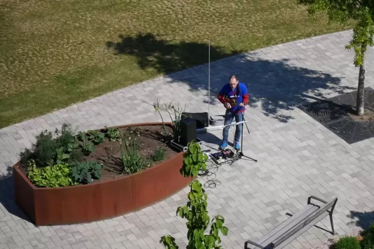Wie Minnes&auml;nger, nur anders: Alex Schick bei seinem ersten Auftritt mit der neuen Idee im Innenhof der Bau AG. 