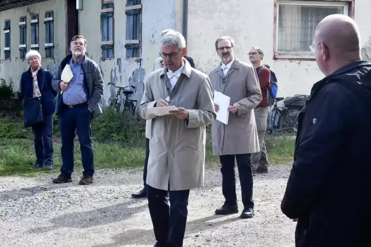 Unter dem Vorsitz von J&uuml;rgen Held (vorn, Mitte) tagte das Gericht zun&auml;chst auf dem Hofgut Scharrau.