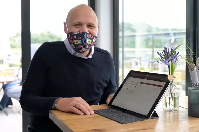 Boris Rentschler freut sich, dass sein Online-Reservierungsprogramm so gut l&auml;uft. 