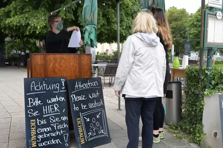 Wer den Alten Hammer am Rheinufer besucht, muss sich vorne anmelden &ndash; auch dann, wenn es nur um einen Platz im Biergarten geht. 