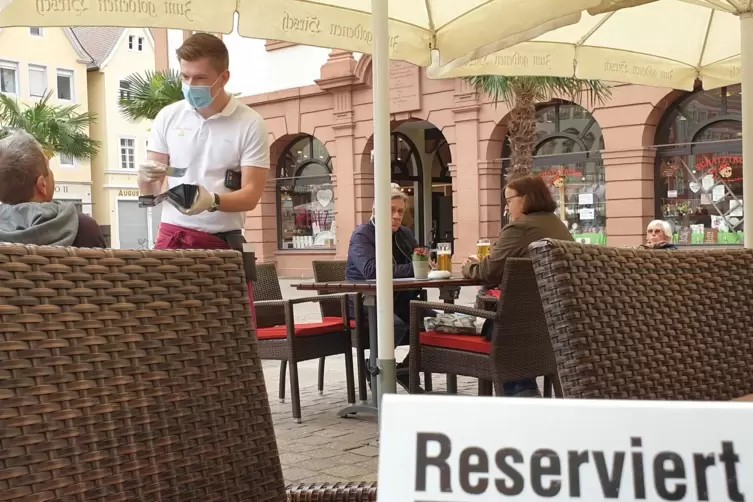 Im Restaurant Zum Goldenen Hirsch ist wieder Betrieb. Auch hier muss man sich vorher anmelden und seine Kontaktdaten hinterlasse