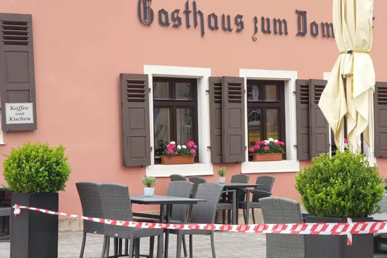 Das Absperrband im Au&szlig;enbereich wie hier vor dem Gasthaus zum Domnapf ist Pflicht. 