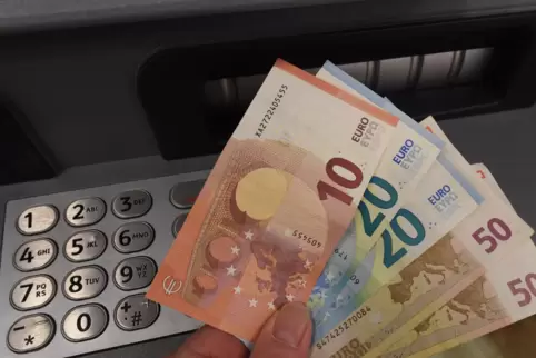 Berührungsfrei geht das nicht: Geldabhebung am Automaten.