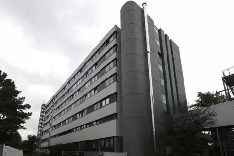 An der Westseite der Stadtklinik soll ein vierstöckiger Anbau entstehen, in dem Psychiatrie, Geburtshilfe, Gynäkologie und Geria