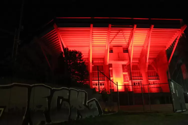Leuchtender Geburtstagsgruß: Der FCK hat die Westtribüne des Fritz-Walter-Stadions mit rotem Licht anstrahlen lassen.