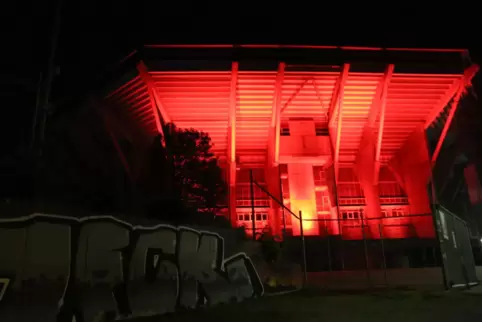 Leuchtender Geburtstagsgruß: Der FCK hat die Westtribüne des Fritz-Walter-Stadions mit rotem Licht anstrahlen lassen.