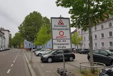 Vor die Feuerwehrzufahrt gesetzt: Hinweisschild in der Königstraße. 