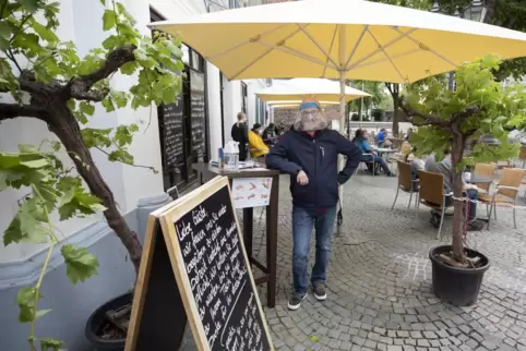 Markus Schäffner empfängt die Gäste im Kaiserslauterer Lokal „St. Martin“ mit einem Gesichtsvisier. 