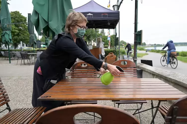 Nach jedem Gast wird der Tisch desinfiziert: Restaurant &bdquo;Alter Hammer&ldquo; am Speyerer Rheinufer. 