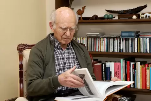 In der Chronik zum 780-jährigen Bestehen von Ilbesheim ist einiges über die Familie des ehemaligen Landarzts Klaus Diehl zu lese