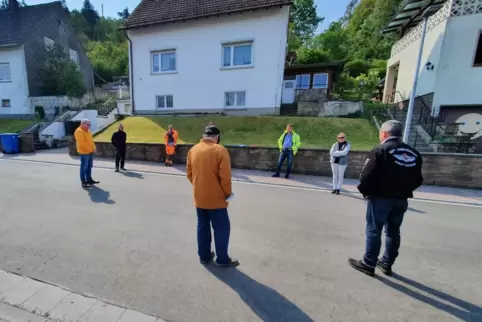 Alle am Ausbau der Helle-Röder-Straße Beteiligten und die Anlieger hätten sich am Donnerstag gerne abgeklatscht. In Corona-Zeite