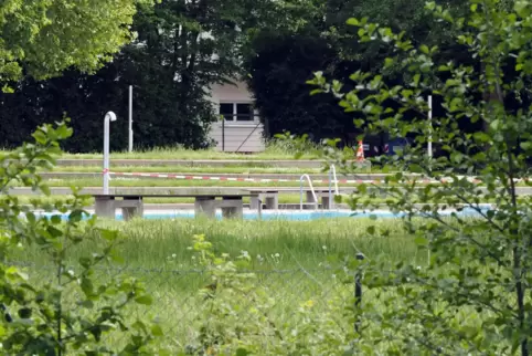 Im Dornröschenschlaf: das Zweibrücker Freibad. Das Gras ist noch nicht gemäht.