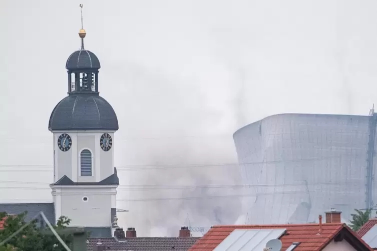 Der Kirchturm in Philippsburg steht seit Jahrhunderten. Der letzte K&uuml;hlturm des Atomkraftwerks f&auml;llt in sich zusammen. 