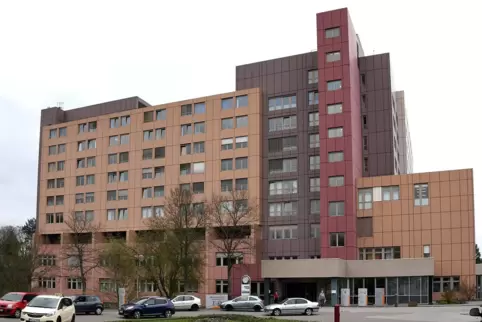 „Ein positiver Test bedeutet nicht, dass jemand krank ist“, erklärt Cornelius Moser, Chefarzt am städtischen Krankenhaus. Die Se