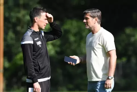 Bereiten den KSC auf das Spiel gegen Darmstadt vor: Trainer Christian Eichner (links) und Sportdirektor Oliver Kreuzer. 