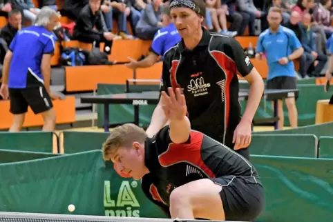 Spielt mit seinem Team in der nächsten Saison in der neuen Bezirksoberliga: Daniel Heintz (hinten) von den TTF Rockenhausen.