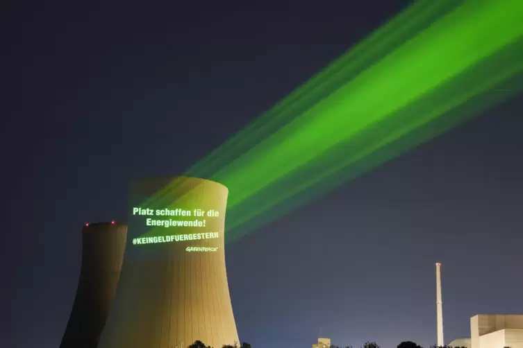 Mittwochabend: Greenpeace-Aktivisten fordern mit einer Projektion auf einem der K&uuml;hlt&uuml;rme &bdquo;Platz schaffen f&uuml;r die Energiewende! 