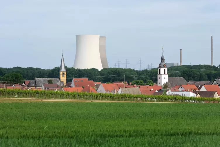Gewohnt, nun aber Vergangenheit: das alte Ortsbild von Mechtersheim &ndash; mit den K&uuml;hlt&uuml;rmen. 