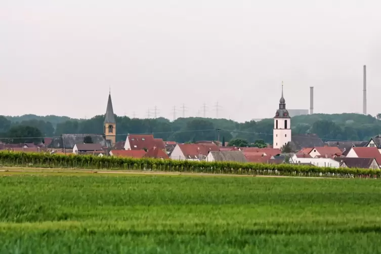 F&uuml;r manche vielleicht noch etwas gew&ouml;hnungsbed&uuml;rftig: das neue Ortsbild von Mechtersheim &ndash; ohne die K&uuml;hlt&uuml;rme. 