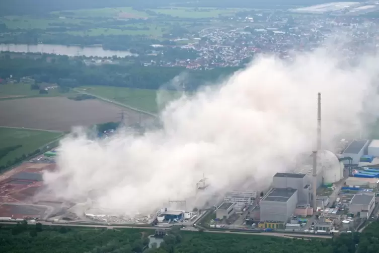Wird vom Wind in Richtung S&uuml;dosten geweht: die Staubwolke nach der Sprengung der K&uuml;hlt&uuml;rme. Im Hintergrund ist Philippsburg zu s