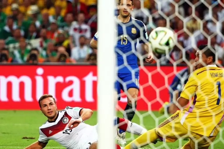 Er macht ihn: Mario Götze zum 1:0-Siegtreffer im WM-Finale 2014. 
