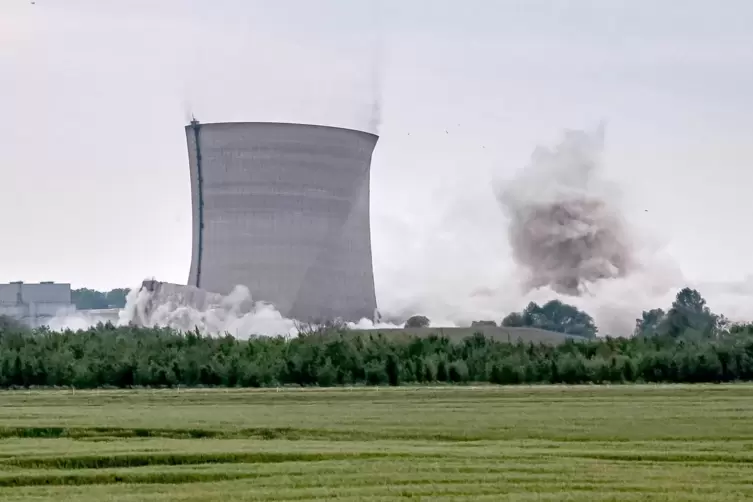 Innerhalb weniger Sekunden gingen die 152 Meter hohen Kühltürme des Kernkraftwerkes Philippsburg am Donnerstagmorgen in die Knie
