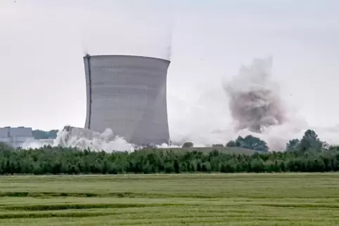 Innerhalb weniger Sekunden gingen die 152 Meter hohen Kühltürme des Kernkraftwerkes Philippsburg am Donnerstagmorgen in die Knie