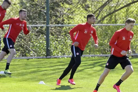 Auf dem Rasen: Beim 1. FC Kaiserslautern wird derzeit noch in Kleingruppen trainiert. 