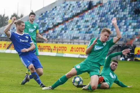 Noch offen ist, ob Ex-Zweitligaprofi Dennis Chessa (hier gegen Astoria Walldorf) auch nächste Saison im FKP-Blau spielt.