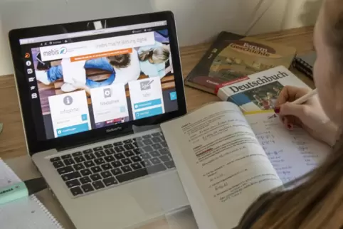 Es gibt sie, die Technik, um Schule auch per Video und App zu machen. Die Praxis gestaltet sich in Rheinland-Pfalz aber weiterhi