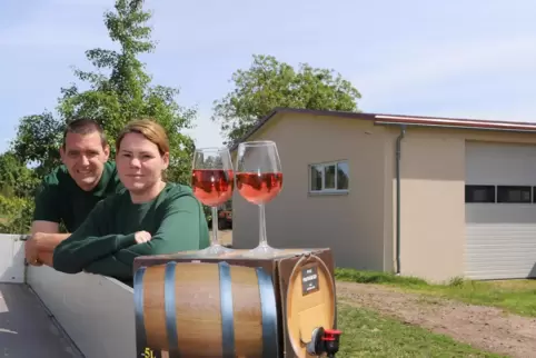 Neben dieser Garage wollen Christian Müller und Patricia Hehrlein eine Vinothek und Wohnmobilplätze errichten. 