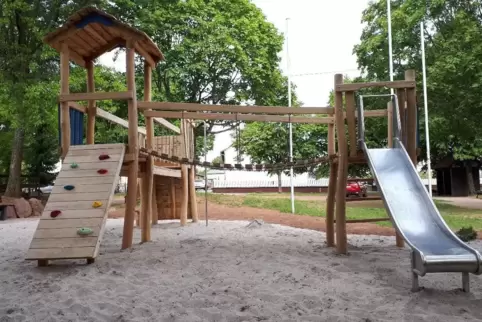 Der neu angelegte Hilster Spielplatz wird dominiert von einem großen Ensemble. 