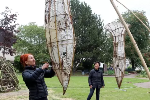 Künstlerin Susanne Wadle (links) montiert ihre Installation Lichtfänger. Im Hintergrund die Initiatorin der Aktion Gudrun Zoller