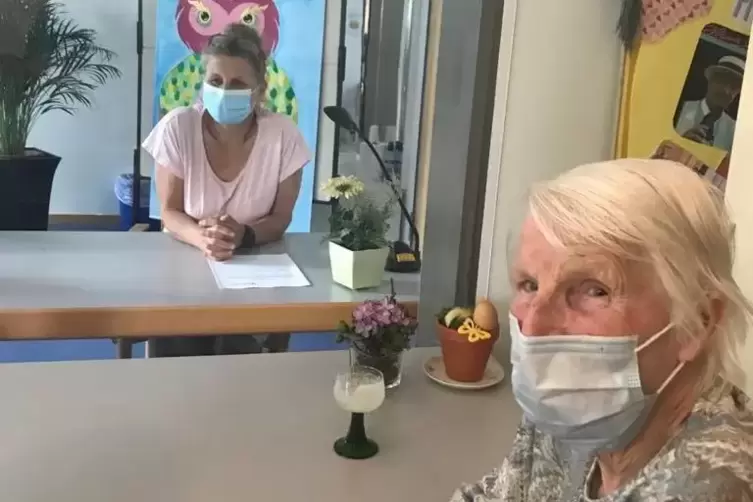 Alten- und Pflegeheim in Friesenheim: Nach mehreren Wochen k&ouml;nnen sich Mutter und Tocher endlich wieder sehen.