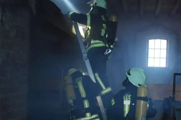 Bei ihren Einsätzen – hier eine Übung – kommen sich Feuerwehrleute ziemlich nahe. Für Atemschutzträger wie diese hier ist das al