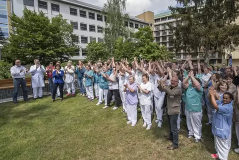2018 hat die Westpfalz-Klinikums-Belegschaft sich noch selbst geklatscht: Am Tag der Pflege haben die Mitarbeiter an einer bunde