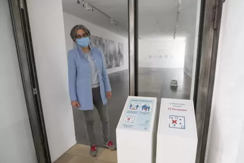 Die Chefin freut sich auf Besucher: Britta Buhlmann vor der Pfalzgalerie. Die Chefin freut sich auf Besucher: Britta Buhlmann vor der Pfalzgalerie.