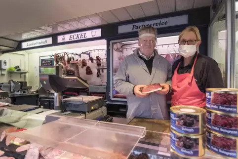 Hannelore und Walter Eckel gehen nach 30 Jahren als Markthändler für Fleisch- und Wurstwaren in den Ruhestand. Ein Nachfolger is