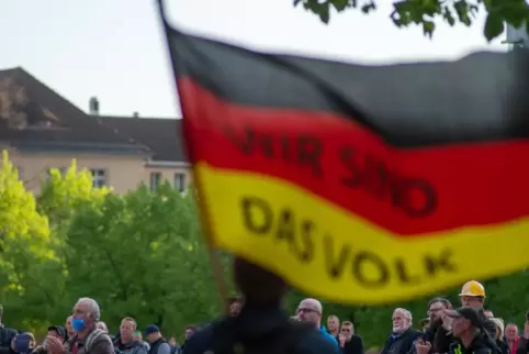 Bundesweit wird gegen die Corona-Eindämmungsmaßnahmen demostriert. Hier eine Demo in Magedeburg. Rechte und Verschwörungstheoret
