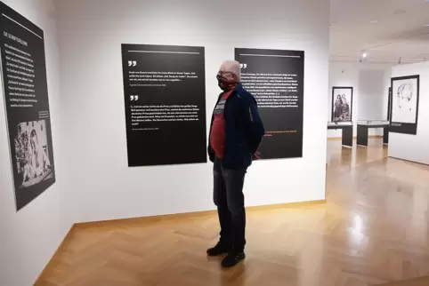 Thomas Fischer war der erste und einzige Besucher in der Emmy-Hennings-Ausstellung in der Alten Post, als diese am Donnerstag na