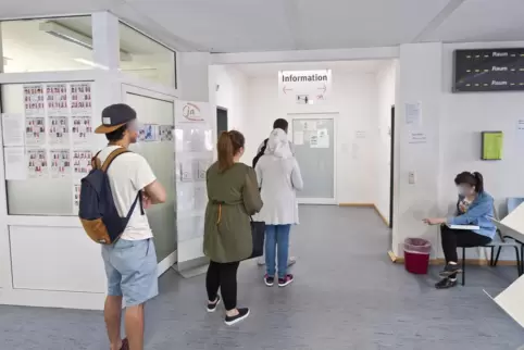 Wartebereich in der Ausländerbehörde Kaiserslautern. 