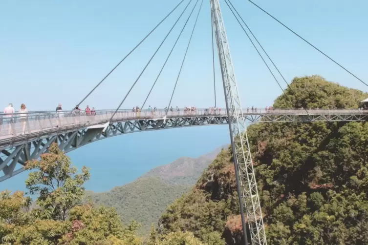 Kühne Architektur: Die Sky Bridge führt frei hängend mehr als 100 Meter über den malayischen Dschungel. 