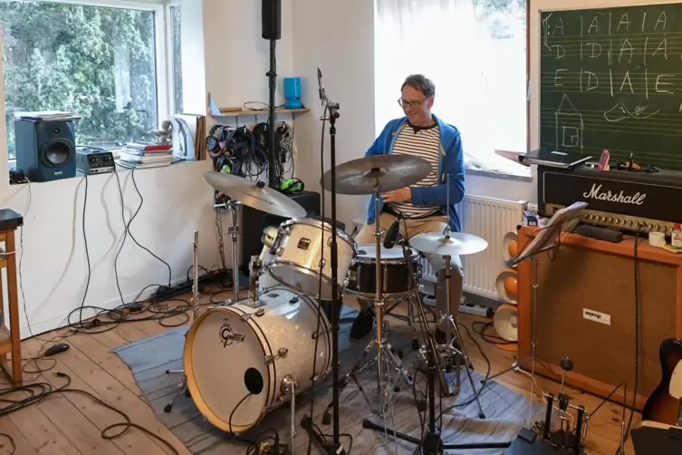 Wie im Tonstudio: Schlagzeuger Ulrich Beutel bei der Big-Band-Probe im Musikhaus. 
