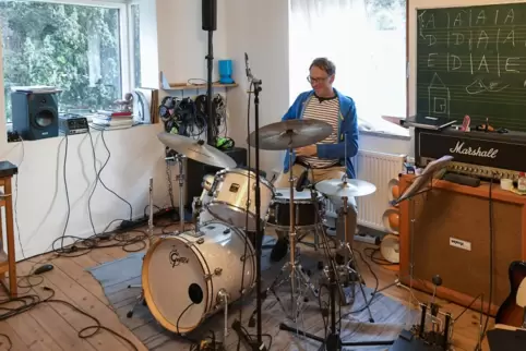 Wie im Tonstudio: Schlagzeuger Ulrich Beutel bei der Big-Band-Probe im Musikhaus. 
