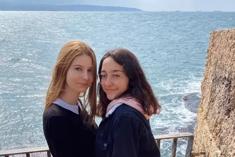 Emily (links) und Mullan– hier bei einem Ausflug ans Mittelmeer – mochten sich auf Anhieb. 
